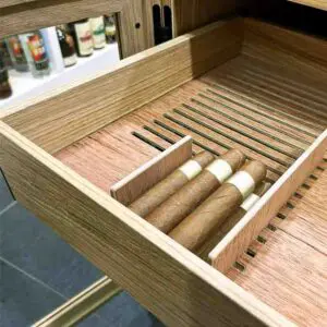 een humidor lade met daarin de sigaren die je daarin opbergt.